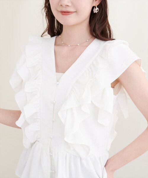 natural couture(ナチュラルクチュール)の「〈Erikoコラボ〉ラッフルフリルペプラムブラウス(シャツ/ブラウス・レディース・ブラック/ライトベージュ/ドット/オフホワイト・FREE)」の5枚目の写真