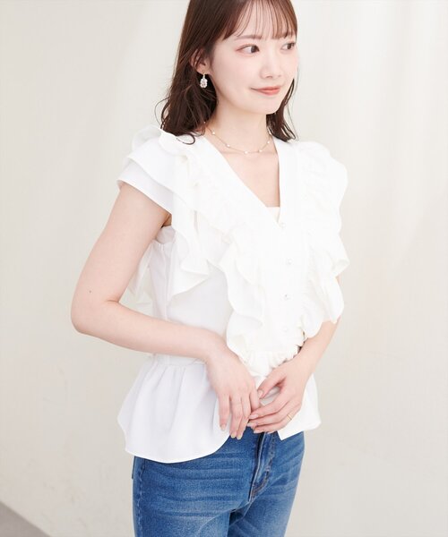 natural couture(ナチュラルクチュール)の「〈Erikoコラボ〉ラッフルフリルペプラムブラウス(シャツ/ブラウス・レディース・ブラック/ライトベージュ/ドット/オフホワイト・FREE)」の8枚目の写真