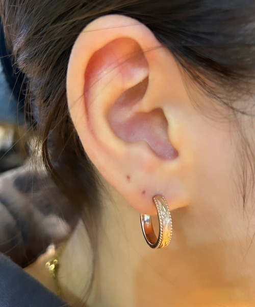 IRIEBEACH（アイリービーチ）の「Milgrain hoop pierce/【ハワイアンジュエリー】【サージカルステンレス】【金属アレルギー対応】【IRIEBEACH / アイリービーチ】つけっぱなしOK（ピアス（片耳用）・レディース・ゴールド/ピンク/シルバー・FREE）」の2枚目の写真