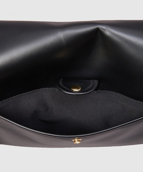 HOLIDAY（ホリデイ）の「LEATHER FLAP BAG M レザーフラックバッグM（ショルダーバッグ・レディース・ブラック・ONE SIZE）」の4枚目の写真