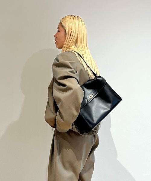 HOLIDAY（ホリデイ）の「LEATHER FLAP BAG M レザーフラックバッグM（ショルダーバッグ・レディース・ブラック・ONE SIZE）」の6枚目の写真