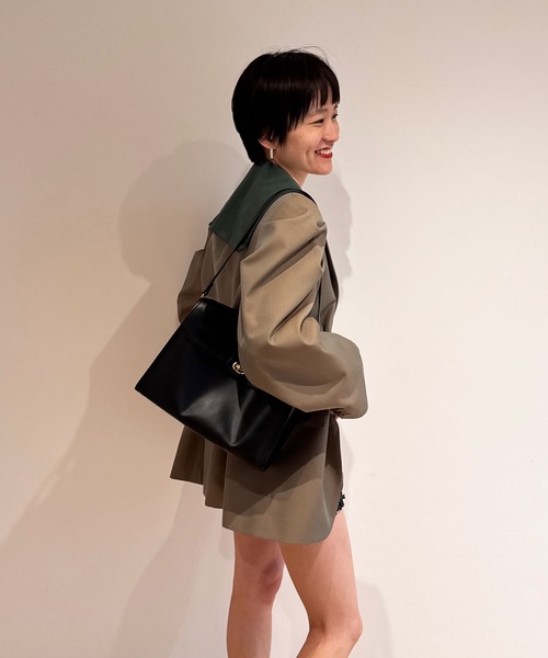 HOLIDAY（ホリデイ）の「LEATHER FLAP BAG M レザーフラックバッグM（ショルダーバッグ・レディース・ブラック・ONE SIZE）」の10枚目の写真
