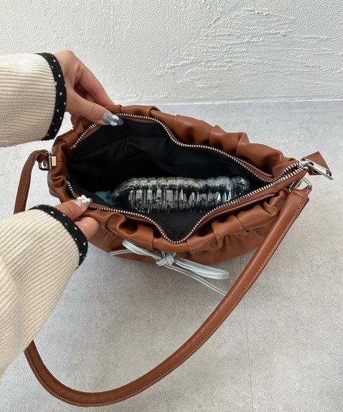 loin nuit（ロワンニュイ）の「2way gather hand bag / 2wayギャザーハンドバッグ（ショルダーバッグ・レディース・アイボリー/キャメル/ブラック・FREE）」の10枚目の写真