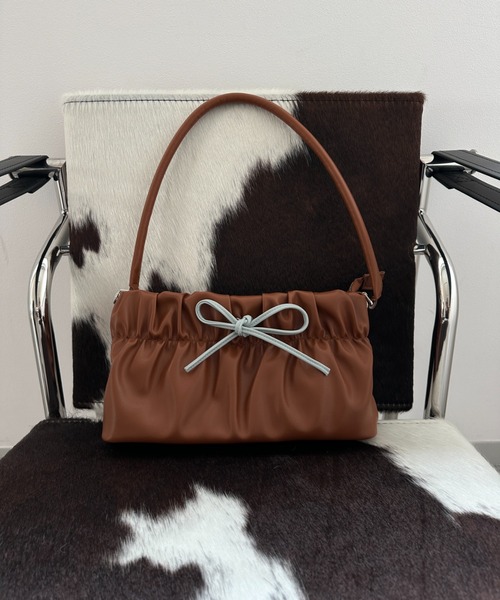 loin nuit（ロワンニュイ）の「2way gather hand bag / 2wayギャザーハンドバッグ（ショルダーバッグ・レディース・アイボリー/キャメル/ブラック・FREE）」の5枚目の写真