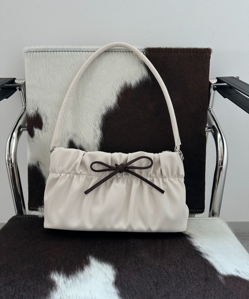 loin nuit（ロワンニュイ）の「2way gather hand bag / 2wayギャザーハンドバッグ（ショルダーバッグ・レディース・アイボリー/キャメル/ブラック・FREE）」の6枚目の写真