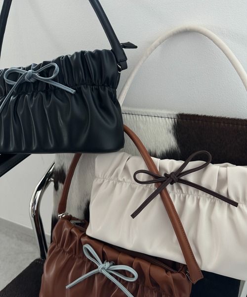loin nuit（ロワンニュイ）の「2way gather hand bag / 2wayギャザーハンドバッグ（ショルダーバッグ・レディース・アイボリー/キャメル/ブラック・FREE）」の9枚目の写真