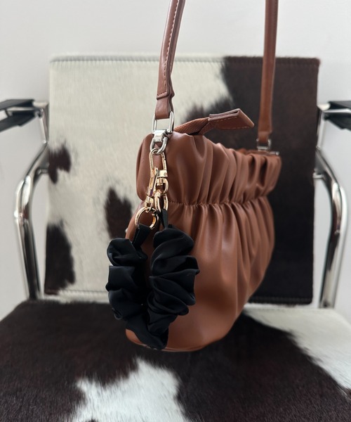 loin nuit（ロワンニュイ）の「2way gather hand bag / 2wayギャザーハンドバッグ（ショルダーバッグ・レディース・アイボリー/キャメル/ブラック・FREE）」の11枚目の写真