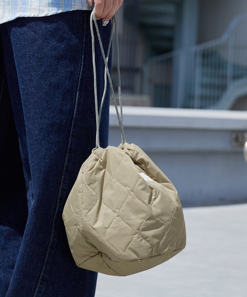 MIS（エムアイエス）の「MIS/エムアイエス MILITARY QUILTED EFFECTS BAG ミリタリーキルトエフェクトバッグ ミニバッグ 巾着ポーチ 小物入れ 2026年 夏 夏服（ハンドバッグ・レディース・ブラック/ベージュ/グリーン/ブルー/イエロー/ピンク・FREE）」の3枚目の写真