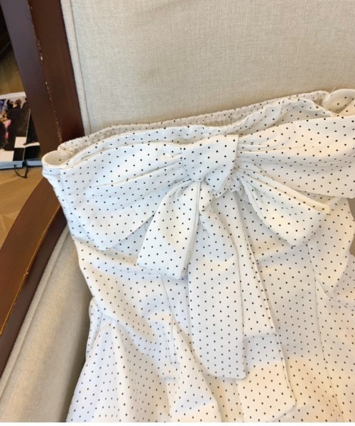 NoBelle(ノベル)の「ドッフリルフロントリボンオフショルダートップス(チューブトップ・レディース・ホワイト/ブラック/ネイビー・FREE)」の13枚目の写真
