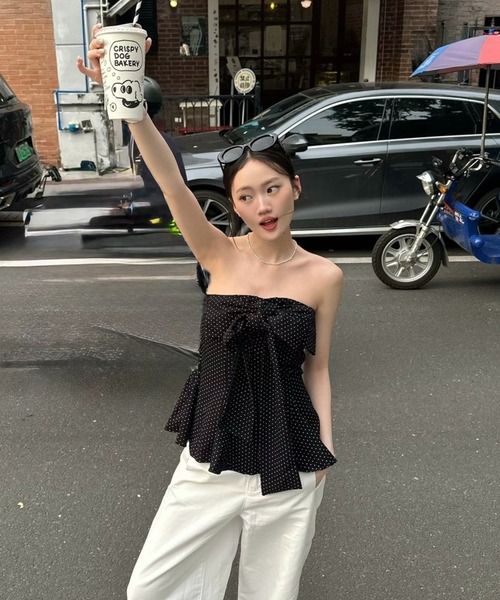 NoBelle(ノベル)の「ドッフリルフロントリボンオフショルダートップス(チューブトップ・レディース・ホワイト/ブラック/ネイビー・FREE)」の4枚目の写真