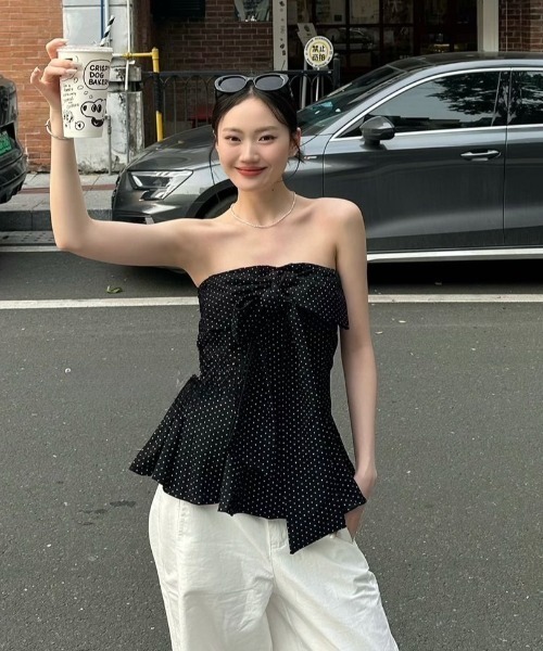NoBelle(ノベル)の「ドッフリルフロントリボンオフショルダートップス(チューブトップ・レディース・ホワイト/ブラック/ネイビー・FREE)」の5枚目の写真