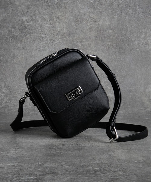 ADRER(アドラー)の「Saffiano-Style Mini Shoulder Bag / サフィアーノスタイル ミニショルダーバッグ(ショルダーバッグ・メンズ・ブラック・FREE)」の1枚目の写真