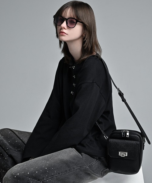 ADRER(アドラー)の「Saffiano-Style Mini Shoulder Bag / サフィアーノスタイル ミニショルダーバッグ(ショルダーバッグ・メンズ・ブラック・FREE)」の6枚目の写真