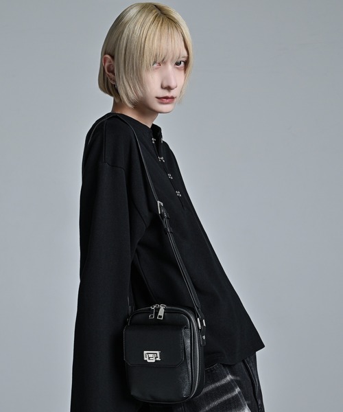 ADRER(アドラー)の「Saffiano-Style Mini Shoulder Bag / サフィアーノスタイル ミニショルダーバッグ(ショルダーバッグ・メンズ・ブラック・FREE)」の4枚目の写真