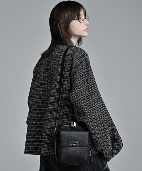 ADRER(アドラー)の「Saffiano-Style Mini Shoulder Bag / サフィアーノスタイル ミニショルダーバッグ(ショルダーバッグ・メンズ・ブラック・FREE)」の5枚目の写真
