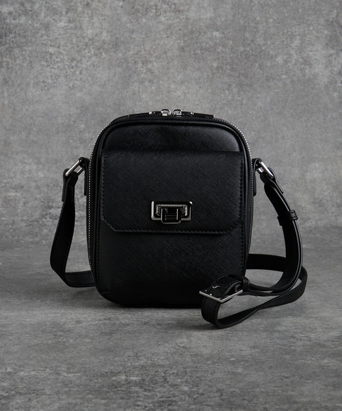 ADRER(アドラー)の「Saffiano-Style Mini Shoulder Bag / サフィアーノスタイル ミニショルダーバッグ(ショルダーバッグ・メンズ・ブラック・FREE)」の8枚目の写真