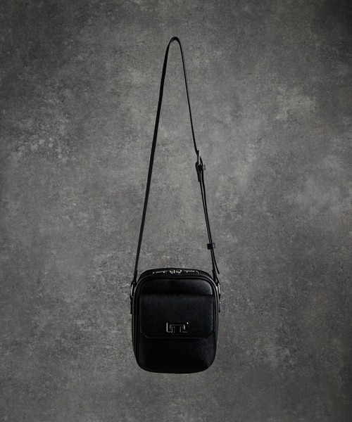 ADRER(アドラー)の「Saffiano-Style Mini Shoulder Bag / サフィアーノスタイル ミニショルダーバッグ(ショルダーバッグ・メンズ・ブラック・FREE)」の9枚目の写真