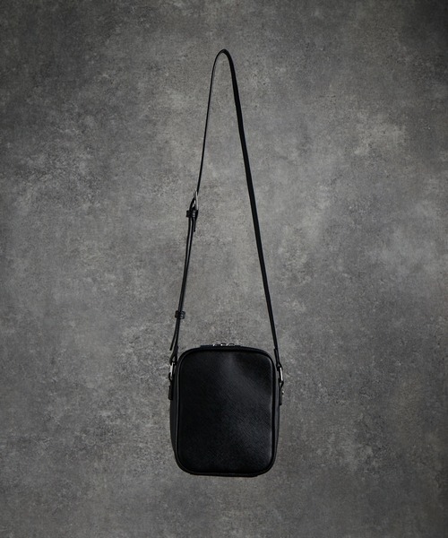 ADRER(アドラー)の「Saffiano-Style Mini Shoulder Bag / サフィアーノスタイル ミニショルダーバッグ(ショルダーバッグ・メンズ・ブラック・FREE)」の11枚目の写真