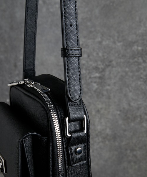 ADRER(アドラー)の「Saffiano-Style Mini Shoulder Bag / サフィアーノスタイル ミニショルダーバッグ(ショルダーバッグ・メンズ・ブラック・FREE)」の13枚目の写真