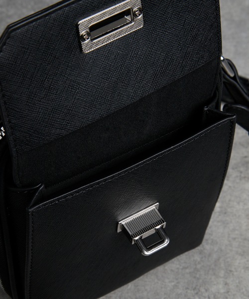ADRER(アドラー)の「Saffiano-Style Mini Shoulder Bag / サフィアーノスタイル ミニショルダーバッグ(ショルダーバッグ・メンズ・ブラック・FREE)」の15枚目の写真