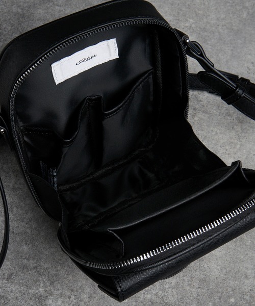 ADRER(アドラー)の「Saffiano-Style Mini Shoulder Bag / サフィアーノスタイル ミニショルダーバッグ(ショルダーバッグ・メンズ・ブラック・FREE)」の16枚目の写真