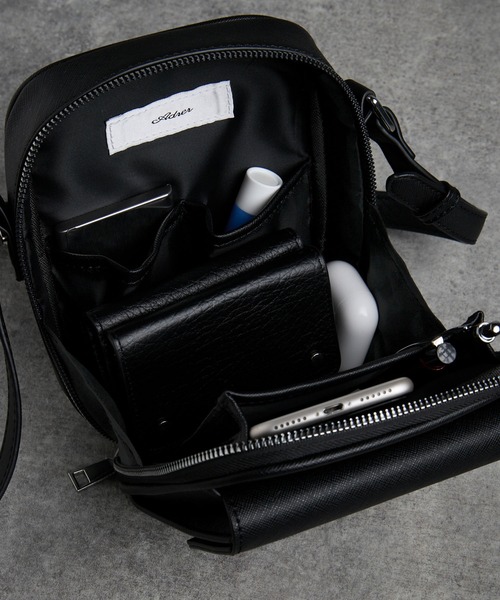 ADRER(アドラー)の「Saffiano-Style Mini Shoulder Bag / サフィアーノスタイル ミニショルダーバッグ(ショルダーバッグ・メンズ・ブラック・FREE)」の17枚目の写真
