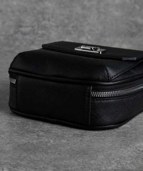 ADRER(アドラー)の「Saffiano-Style Mini Shoulder Bag / サフィアーノスタイル ミニショルダーバッグ(ショルダーバッグ・メンズ・ブラック・FREE)」の18枚目の写真