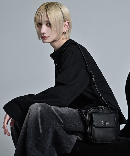 ADRER(アドラー)の「Saffiano-Style Mini Shoulder Bag / サフィアーノスタイル ミニショルダーバッグ(ショルダーバッグ・メンズ・ブラック・FREE)」の2枚目の写真