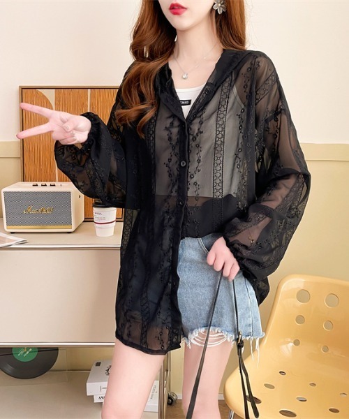 LUCPY(ラクピー)の「シアーレースフード付きボタンパーカー(その他トップス・レディース・ブラック/ホワイト・MEDIUM/X-LARGE/LARGE)」の3枚目の写真