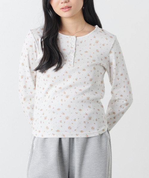 Honeys（ハニーズ）の「小花柄ヘンリートップス（Tシャツ/カットソー・レディース・ホワイト系その他2/グレー系その他3/グレー系その他2/イエロー系その他2・L/S/M）」の2枚目の写真