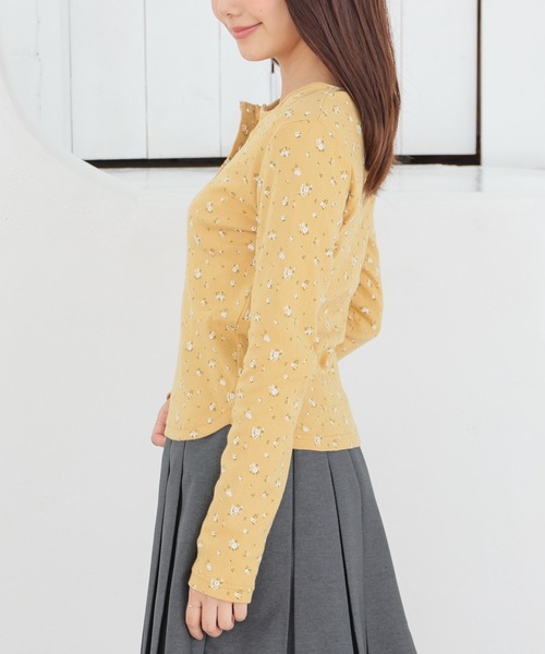 Honeys（ハニーズ）の「小花柄ヘンリートップス（Tシャツ/カットソー・レディース・ホワイト系その他2/グレー系その他3/グレー系その他2/イエロー系その他2・L/S/M）」の16枚目の写真