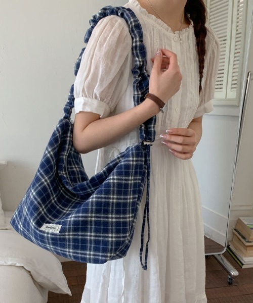 mebole(メボレ)の「gathered check shoulder bag(ショルダーバッグ・レディース・イエロー/レッド/ブルー・FREE)」の5枚目の写真