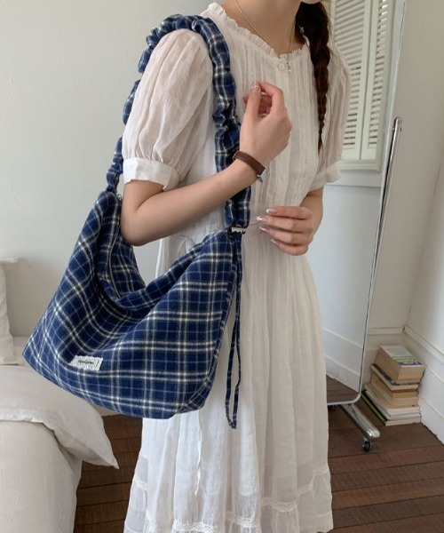 mebole(メボレ)の「gathered check shoulder bag(ショルダーバッグ・レディース・イエロー/レッド/ブルー・FREE)」の6枚目の写真
