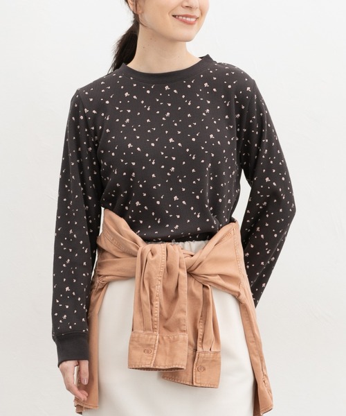 Honeys(ハニーズ)の「総柄ワッフルTシャツ(Tシャツ/カットソー・レディース・ベージュ系その他2/グレー系その他2/レッド系1/グレー系1/ブルー系1/レッド系その他2/ブラック×ベージュ/アイボリー系1・L/S/M/LL)」の3枚目の写真