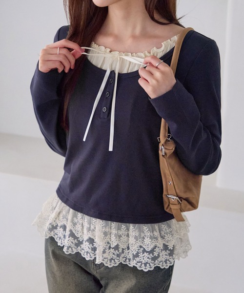 CHAN ME(チャンミ)の「裾ティアードレースフリルレイヤード風長袖トップス(Tシャツ/カットソー・レディース・ネイビー/ブラック/アイボリー・MEDIUM/LARGE/X-LARGE)」の1枚目の写真