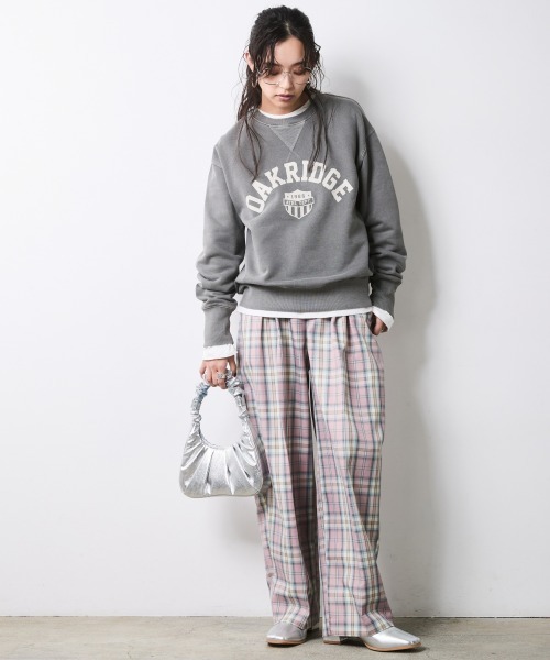CHIC STYLE（シックスタイル）の「綿100％ピグメント染裏起毛クルーネックスウェット＜大きいサイズ有＞シックスタイル（スウェット・レディース・ライトブルー/グレー/モカ・3L/M/LL/5L/L/4L）」の17枚目の写真