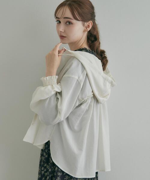 couture brooch(クチュールブローチ)の「【大人可愛い】愛されフーディーシャツ(シャツ/ブラウス・レディース・ライトグレー/オフホワイト/ブラウン系その他・42/40/38/36)」の2枚目の写真