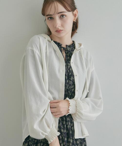 couture brooch(クチュールブローチ)の「【大人可愛い】愛されフーディーシャツ(シャツ/ブラウス・レディース・ライトグレー/オフホワイト/ブラウン系その他・42/40/38/36)」の5枚目の写真