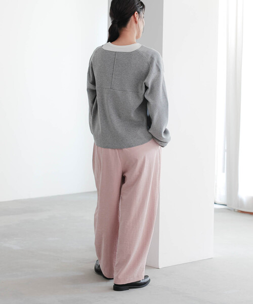 for/c（フォーシー）の「スウェットライクVネックトップス[サスティナブル]（ニット/セーター・レディース・グレー/オフホワイト/ブラック・M/L/LL）」の14枚目の写真