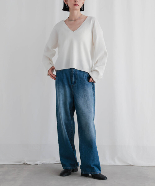 for/c（フォーシー）の「スウェットライクVネックトップス[サスティナブル]（ニット/セーター・レディース・グレー/オフホワイト/ブラック・M/L/LL）」の7枚目の写真