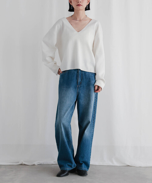 for/c（フォーシー）の「スウェットライクVネックトップス[サスティナブル]（ニット/セーター・レディース・グレー/オフホワイト/ブラック・M/L/LL）」の8枚目の写真