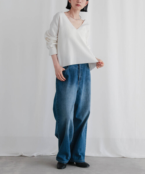 for/c（フォーシー）の「スウェットライクVネックトップス[サスティナブル]（ニット/セーター・レディース・グレー/オフホワイト/ブラック・M/L/LL）」の11枚目の写真