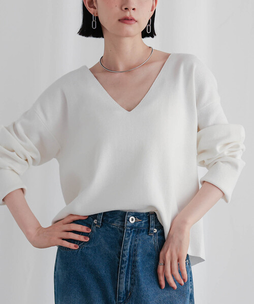 for/c（フォーシー）の「スウェットライクVネックトップス[サスティナブル]（ニット/セーター・レディース・グレー/オフホワイト/ブラック・M/L/LL）」の16枚目の写真