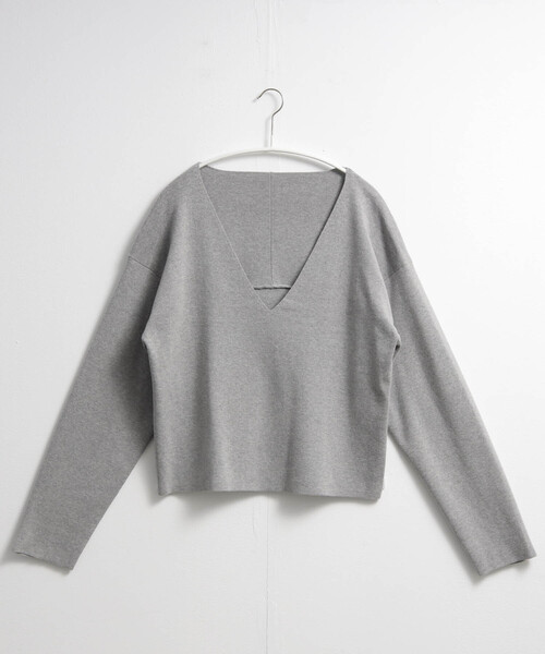 for/c（フォーシー）の「スウェットライクVネックトップス[サスティナブル]（ニット/セーター・レディース・グレー/オフホワイト/ブラック・M/L/LL）」の5枚目の写真