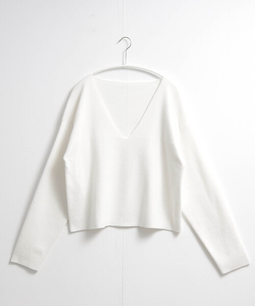 for/c（フォーシー）の「スウェットライクVネックトップス[サスティナブル]（ニット/セーター・レディース・グレー/オフホワイト/ブラック・M/L/LL）」の6枚目の写真