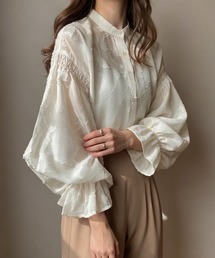 立体的なフラワー柄とフレアスリーブが華やかなシアーブラウス