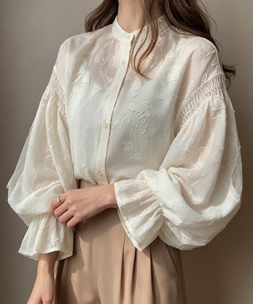 BLoomMe（ブルームミー）の「立体的なフラワー柄とフレアスリーブが華やかなシアーブラウス（シャツ/ブラウス・レディース・オフホワイト/ホワイト/ブラック・M）」の16枚目の写真