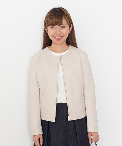 NATURAL BEAUTY BASIC（ナチュラルビューティーベーシック）の「【andGIRL 10月号掲載】フェイクレザーブルゾン（ブルゾン・レディース・ベージュ/ダークベージュ/ブラック・MEDIUM/SMALL/LARGE）」の3枚目の写真