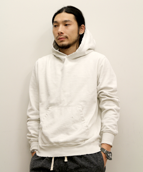 BEAMS PLUS(ビームスプラス)の「REMI RELIEF ATHLETIC / スウェットパーカ(パーカー・メンズ・ホワイト/ブラック/ネイビー・SMALL/MEDIUM/LARGE/X-LARGE)」の1枚目の写真