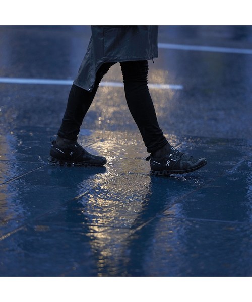 On(オン)の「オン On Cloud Waterproof クラウドウォータープルーフ Black & Lunar 19.99987(スニーカー・メンズ・ブラック×グレー・25.5cm/26.5cm/27.5cm/26.0cm/27.0cm/28.0cm/25.0cm/28.5cm/29.0cm)」の6枚目の写真